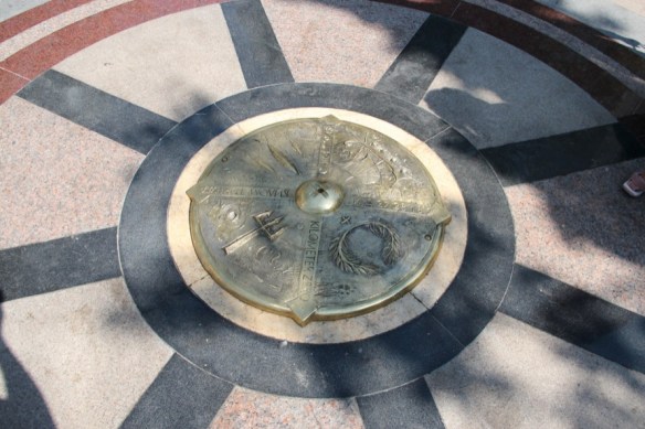 Point Zero – ein Relief, eingraviert im Asphalt auf der Hauptallee, zeigt den Mittelpunkt der Erde