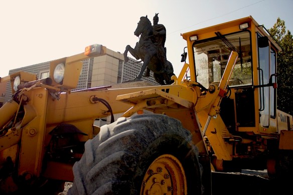 bagger-vor-dem-parlament-prishtina