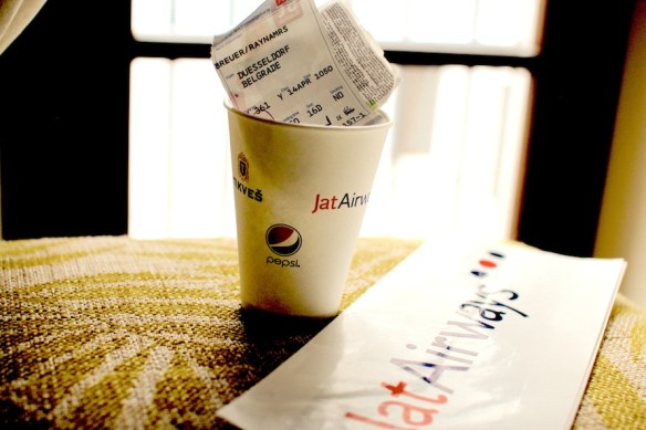 jat-airways-kaffeebecher-mit-tickets