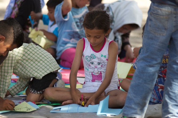 Flucht vor der Realität: Kind malt in Belgrader Park neben dem Bahnhof. Foto: Rayna Breuer