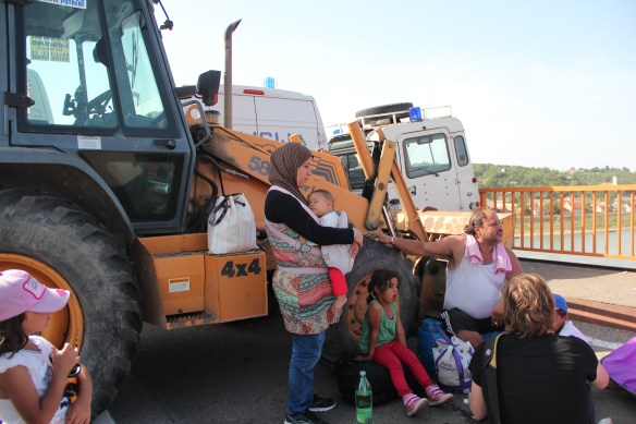 Kein Vorwärts: Warten auf der Brücke über die Donau. Foto: Rayna Breuer