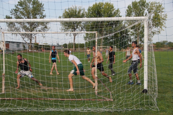 Fußball verbindet: Syrer und Kroaten spielen Fußball in Tovarnik. Foto: Rayna Breuer
