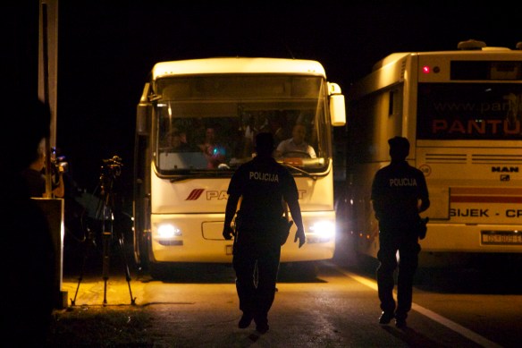 Mitternacht. Grenze ist offen: Durchgang an der kroatisch-ungarischen Grenze Foto: Rayna Breuer